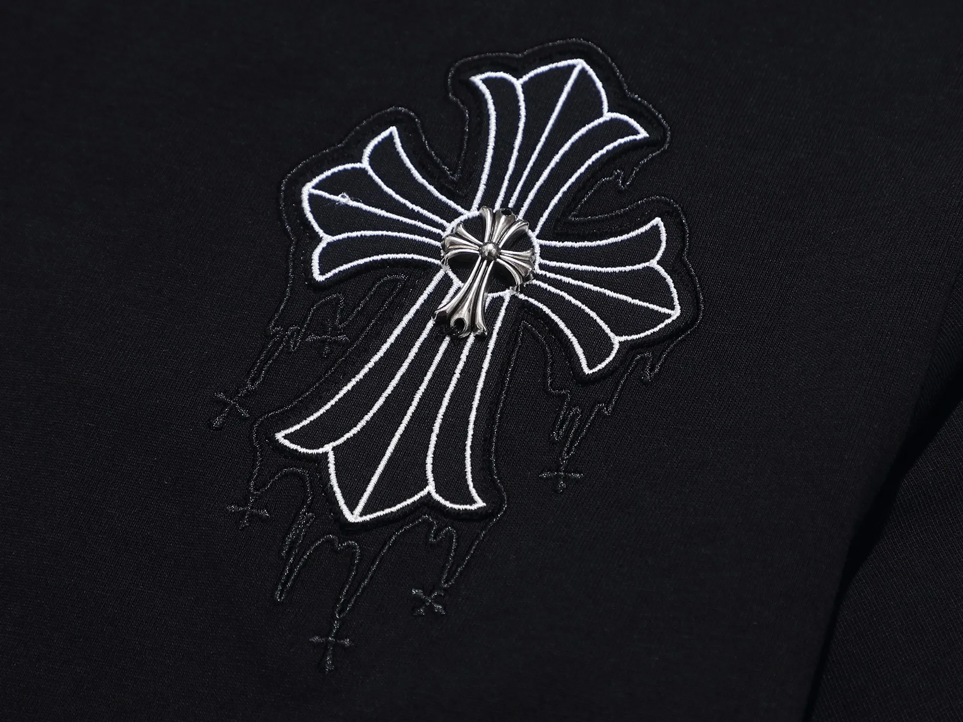 P170 280g exclusive version] Chro*e Hets Chro*e Hets 𝟐𝟎𝟐5 spring and summer handmade appliqué + shooting star three-dimensional needle high-density embroidery + chain embroidery + high-definition handmade hardware decoration round neck short sleeves 2025SS latest short sleeves adopt inherited handmade appliqué, which is a form of high-density embroidery and is in the same category as the patch embroidery in Chinese Suzhou embroidery! The embroidery method is to cut the applique cloth according to the pattern requirements and paste it on the embroidery surface. Cotton and other materials are padded between the applique cloth and the embroidery surface to make the short-sleeved pattern bulge and have a three-dimensional effect. After the applique cloth is pasted, various stitches are used to lock the edges. The patch embroidery method is mainly based on pattern blocks, and the style is unique and elegant! After that, a high-density embroidery machine with 10,000 needles is used to position, fix, and cover. The appliqué embroidery uses the same color embroidery as the short sleeves, maintaining the uniformity of the color! The pattern inside the appliqué is embroidered in natural color, making the pattern of the appliqué consistent with the surface fabric, creating a low-key and luxurious fashion sense! ‌ Meteor three-dimensional stitching high-density embroidery, the stitching has a strong sense of line and three-dimensionality, the stitching is vivid and lively, and the coverage is also good. The three-dimensional stitching embroidery technology is a brand-new embroidery technology that combines traditional embroidery technology with modern color concepts to create amazing artistic effects. This technology can instantly dye a white thread to create a natural color transition, giving your work a colorful effect. Whether it is flowers, animals or abstract patterns, three-dimensional needle embroidery technology can make them lifelike, as if giving them vitality. In this era of pursuing personalization and uniqueness, three-dimensional needle embroidery technology makes embroidery more personalized and charming, making you the center of attention whether in formal occasions or daily wear. In addition, three-dimensional needle embroidery technology is also durable and waterproof, so you don’t have to worry about it fading or being damaged. In short, it is an innovative craft that perfectly combines art and fashion, making the work more beautiful, unique and precious. If you want to make yourself more personalized and charming, try this round neck short sleeve!  Chain embroidery is a traditional stitching method used in ancient embroidery. It is named after its embroidery pattern, which looks like a chain. It is formed by loops of embroidery thread, giving it a chain texture and three-dimensional effect. The basic organization of chain embroidery is composed of juxtaposed lines of equal length, and the stitches are looped together, so it is stronger and evener!  The cross pattern on the front chest is also decorated with high-end handmade hardware, making the entire embroidery gleaming and full of high-end feel under the embellishment of metal buckles. It is looming, adding a dazzling brilliance and high quality. With a sense of luxury, we all know that Crowe's jewelry craftsmanship is a long-standing traditional hand-made craft. This is why Crowe's jewelry has been world-renowned since 1988 in Hollywood. Every hand-made boutique is a work of art that is difficult to copy, with unique style, exquisite design, and careful customization. Crowe's creativity and imagination make Crowe clothing difficult to surpass! It is a unique classic fashion! The metal decoration is unique to Crow's handmade art customization, full of handcrafted art and unique Crow luxury style!  Handmade appliqué + Meteor three-dimensional high-density embroidery ➕ Chain embroidery + high-end handmade hardware decoration. The creative design of four-layer craftsmanship makes the whole dress full of exquisite craftsmanship. The front and back patterns of the clothes are all made of hand-applied high-density embroidery. The high technology is advanced and exquisite. The front and back patterns are completely integrated and echo each other. This short-sleeved short-sleeve is low-key and has a rock and punk style that is unique to Crowe. It is simply perfect! No matter from which angle you look at it, it shows a low-key and luxurious sense of fashion. It is an indispensable classic model that stands out among many spring and summer new models. It is outstanding, eye-catching and eye-catching! Avant-garde and retro, two styles are displayed on the same piece of clothing, colliding with unique creative sparks. It can be said to be avant-garde, full of personality, fashionable and versatile, and the same style for male and female couples! An excellent hit! Creative design, double embroidery, excellent craftsmanship, exquisite details and first-class feel! An excellent hit! It is made of 280 grams of double yarn and double ply dust-free imported pure cotton fabric. It has been washed and high-temperature shaped and pre-shrunk. The fabric is comfortable and breathable. It will not shrink after repeated washing. The fabric has a high-end and exquisite texture and a first-class feel! High-density embroidery has good firmness and is not easy to fall off! The detail processing is 100% perfect. It looks great no matter how you match it with various styles. High weight and high quality. Exclusive version. Non-market ordinary version. Enlarge real shot details. Instant sale of all versions. Compare at will. Quality is absolutely guaranteed. A must-have for fashionistas. Control it at will. Definitely one for everyone. A must-have for men and women couples! The most 🆕first release, the exclusive first release, the same style for men and women, classic, simple and versatile, and the quality is unquestionable!  Chrome Hearts is a famous Hollywood luxury brand founded by Richard Stark in 1988 with unique design style! The design style combines rock punk, street hip-hop and other low-key luxury styles. It adheres to pure handcrafting and exquisite design, so its value as a work of art has far exceeded the meaning of jewelry.  Color: Black White Size: S M L XL